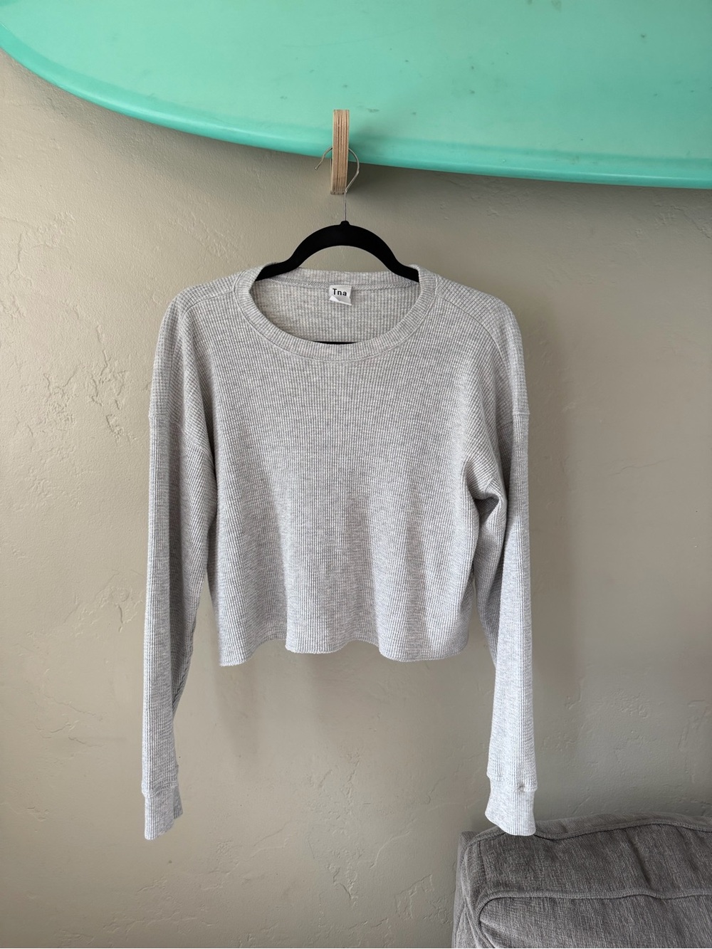 TNA Women's Light Gray Waffle-Knit Cropped Sweatshirt